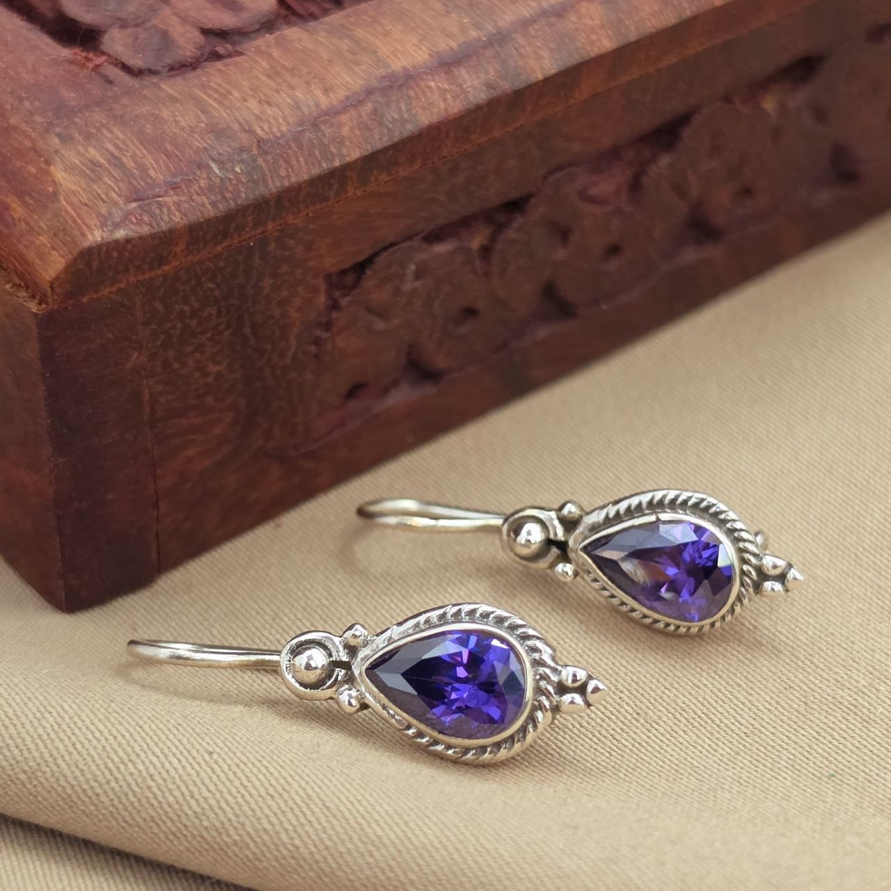 Graceful Hanging (H2111)