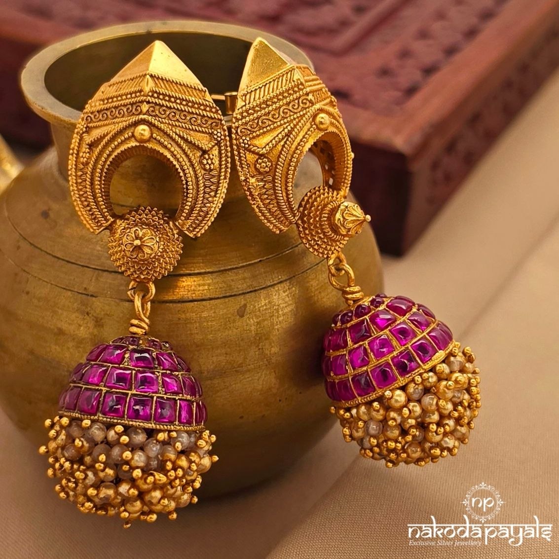 Pearly Endearing Chandbali (Ge10575)