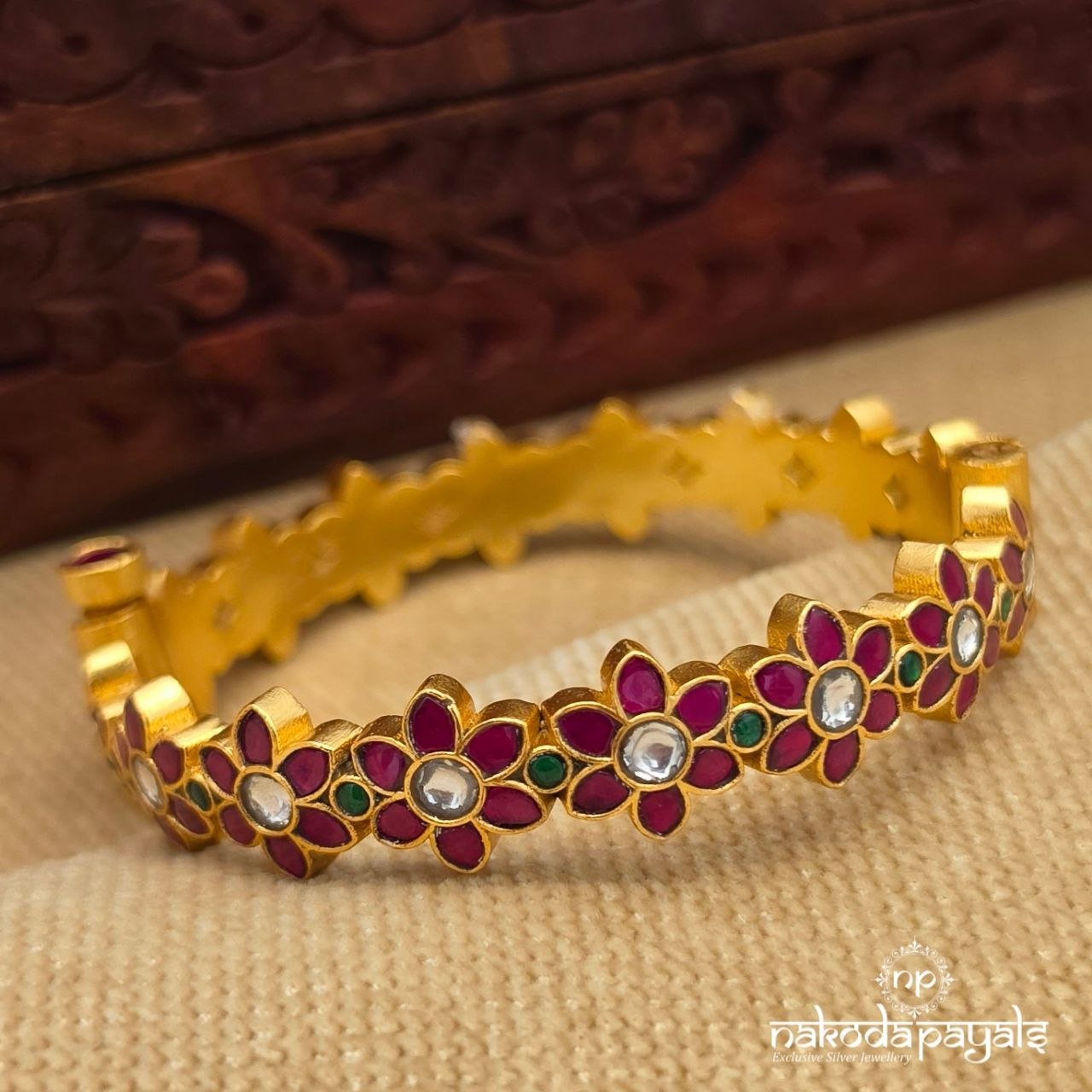 Elegant Floral Kundan Openable Screw Kada (Gk3356)
