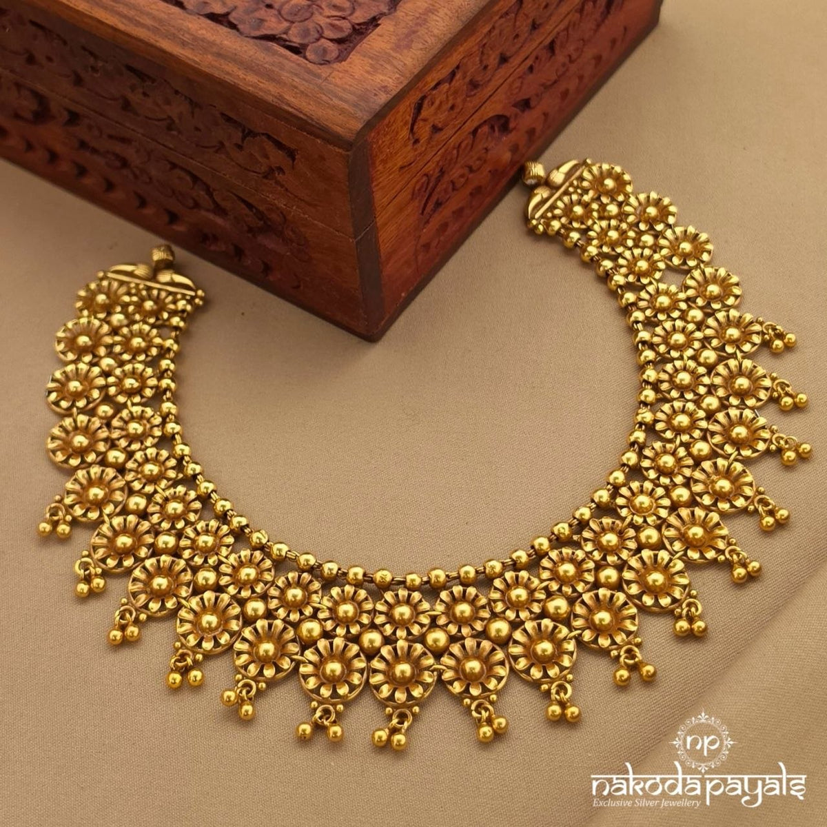 Endearing Floral Neckpiece (Gn10802)
