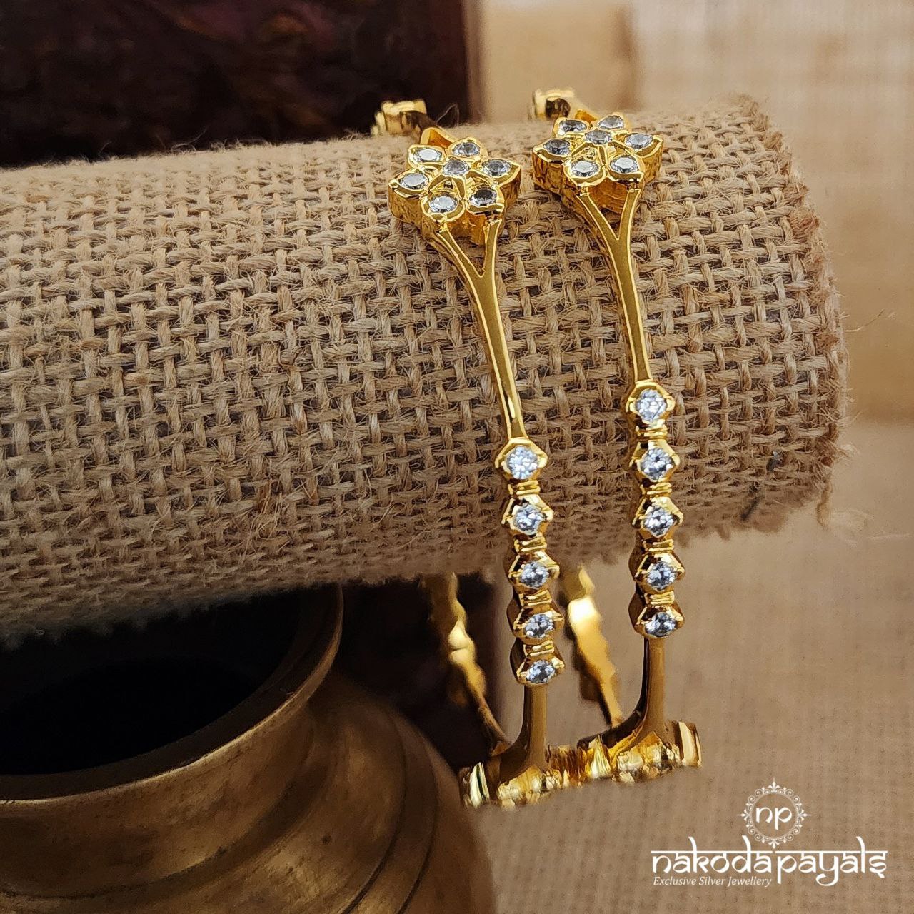 Dazzling White Bangles (Gk2851)