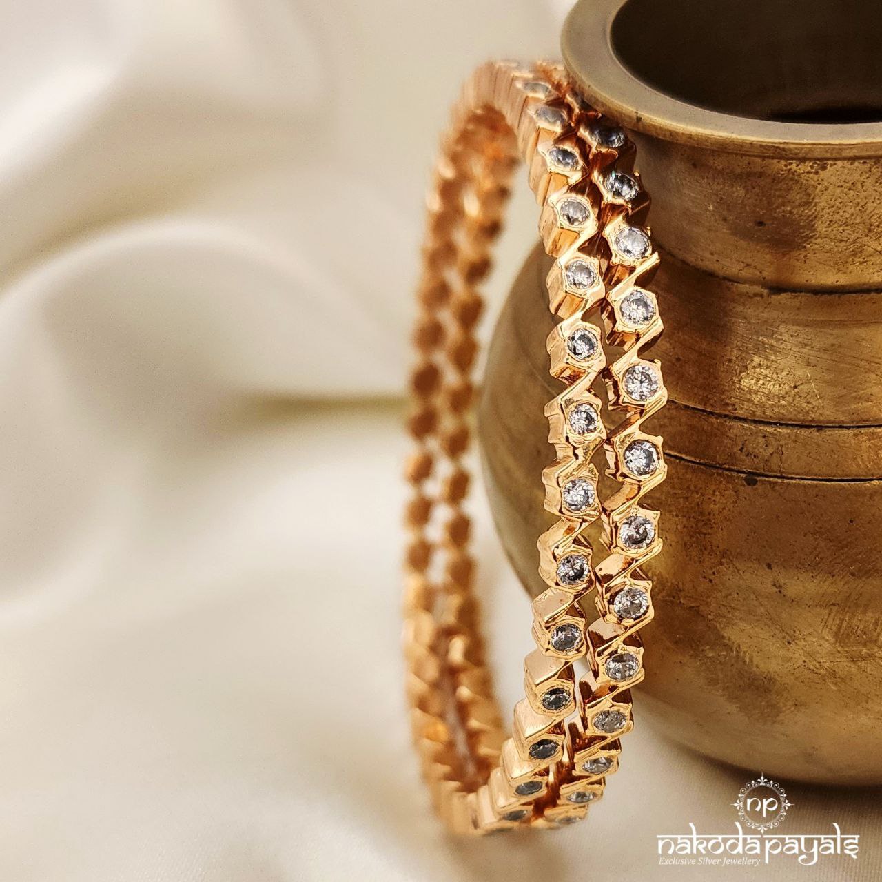 Twinkling White Bangles Pair (2.6) (Gk2919)