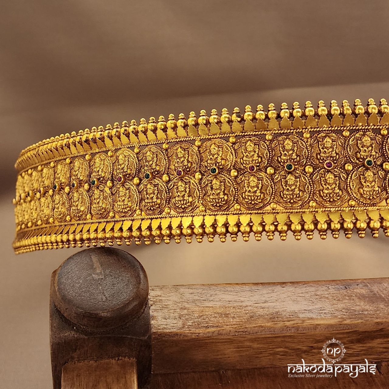 Kemp Kasu Lakshmi Daab With Belt (D0255)