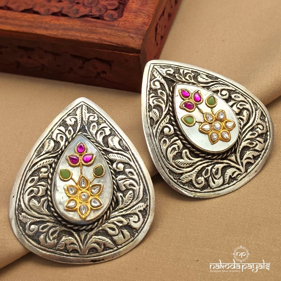 Prodigious Pearl Kundan Studs (C3988)