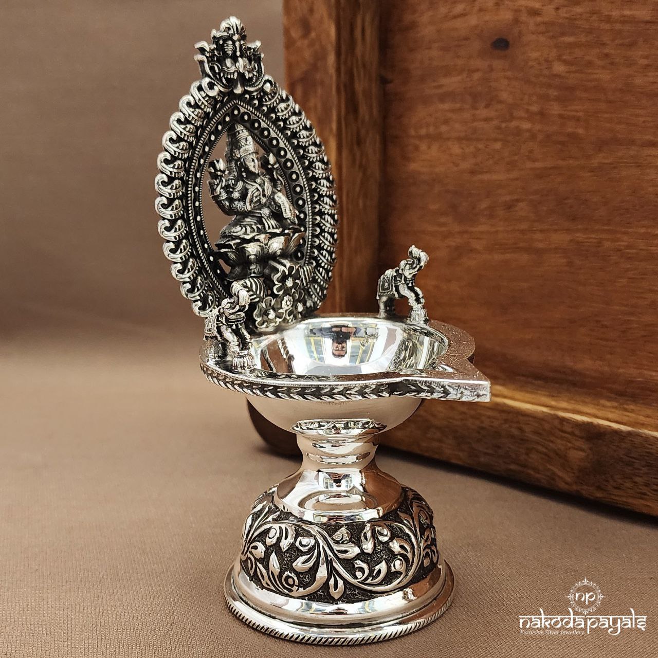 Elephant Lakshmi Kamakshi Deepam (Aa2539)