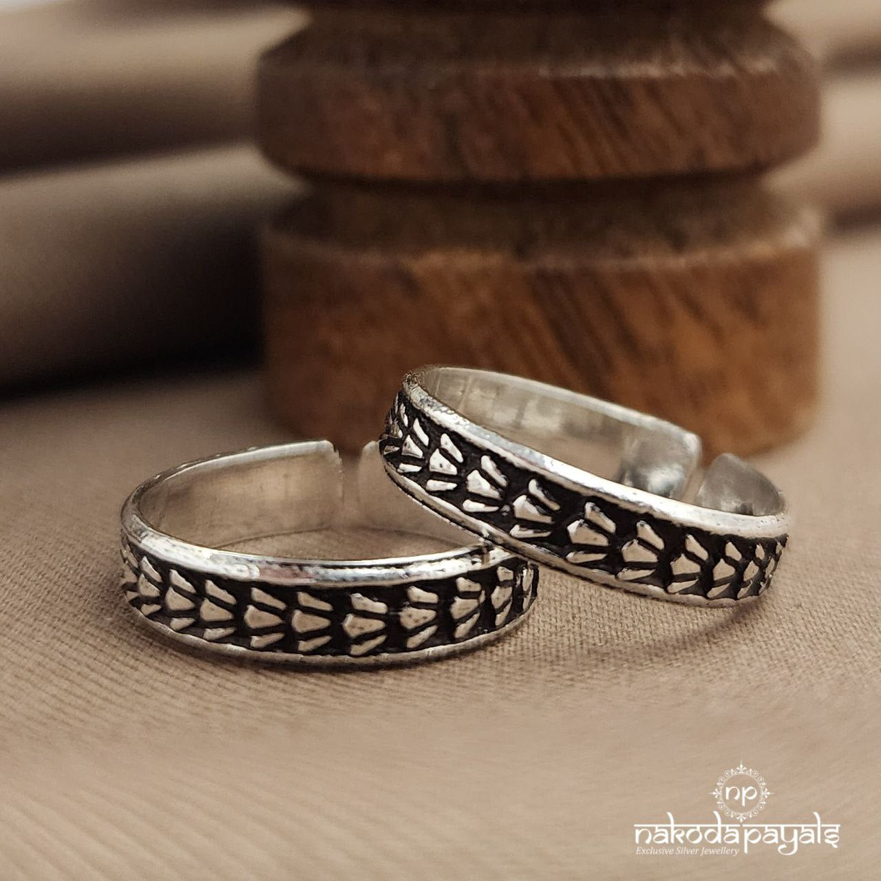 Lotus Oxidised Toebands (T4720)