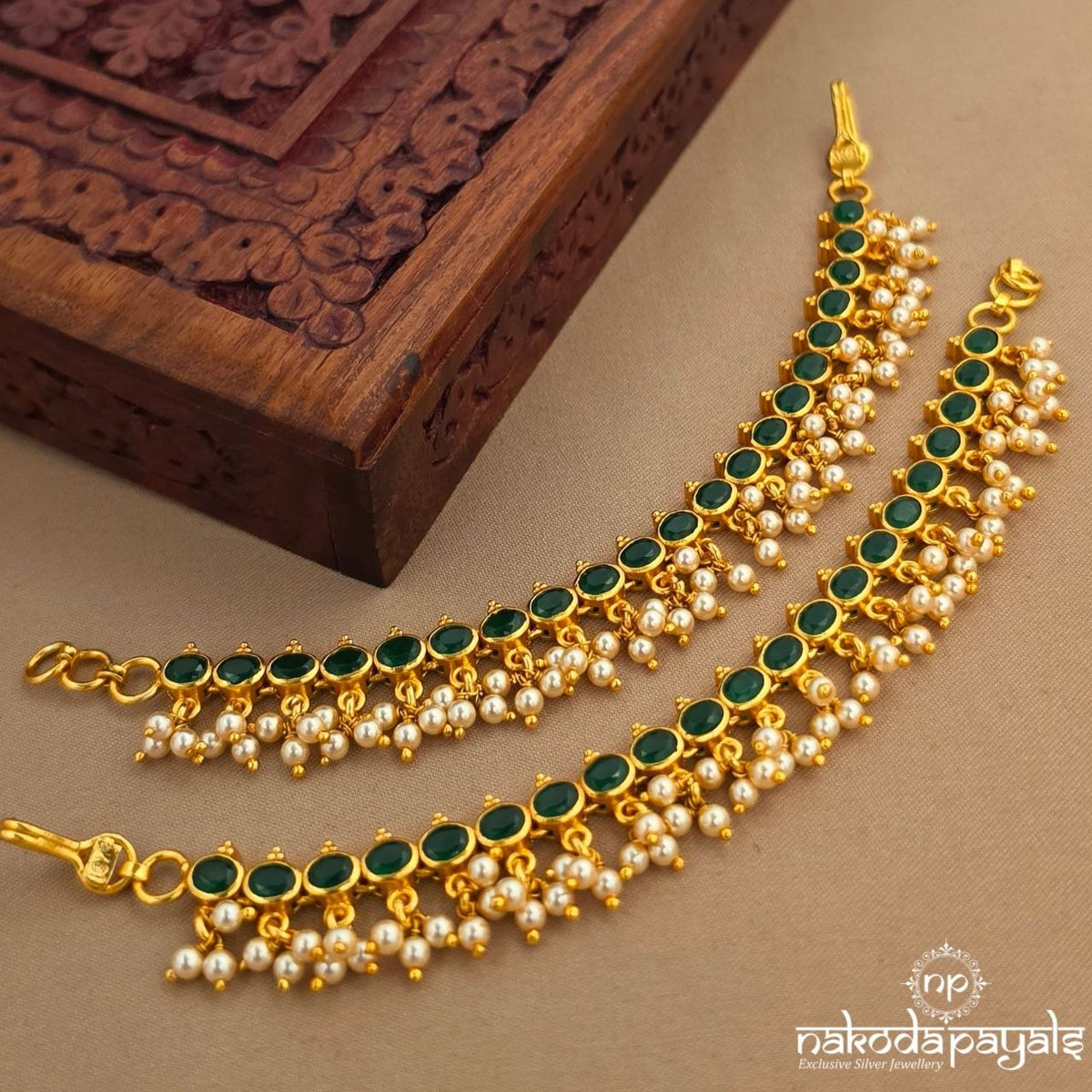 Green Dot Pearl Drop Maati (Gm1270)