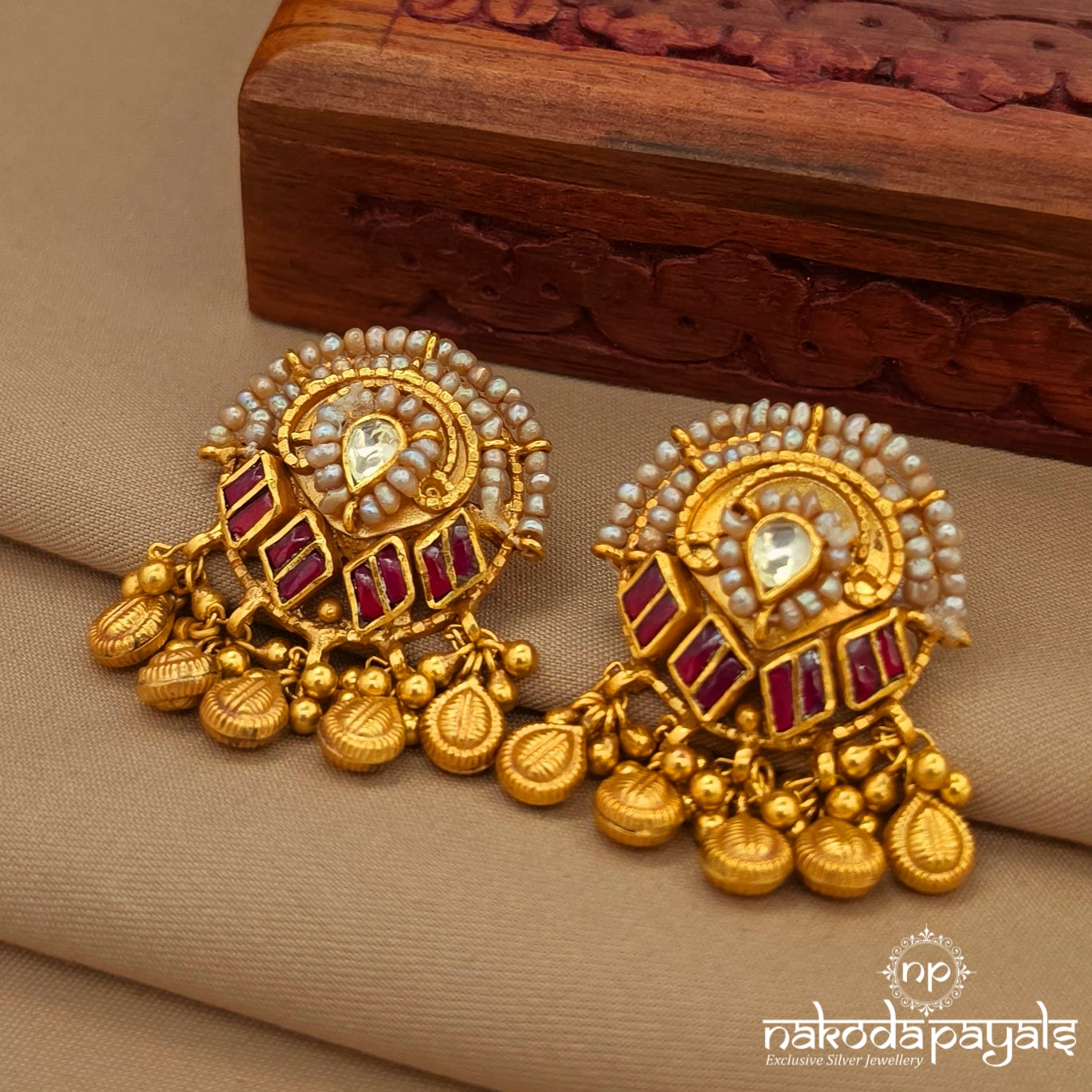 Pearly Red Kundan Studs (Ge10947)