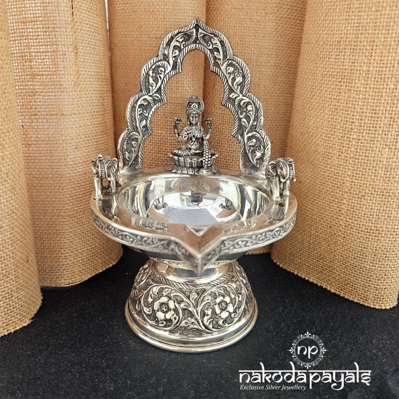 Traditional Goddess Lakshmi Deepam (Aa1909)