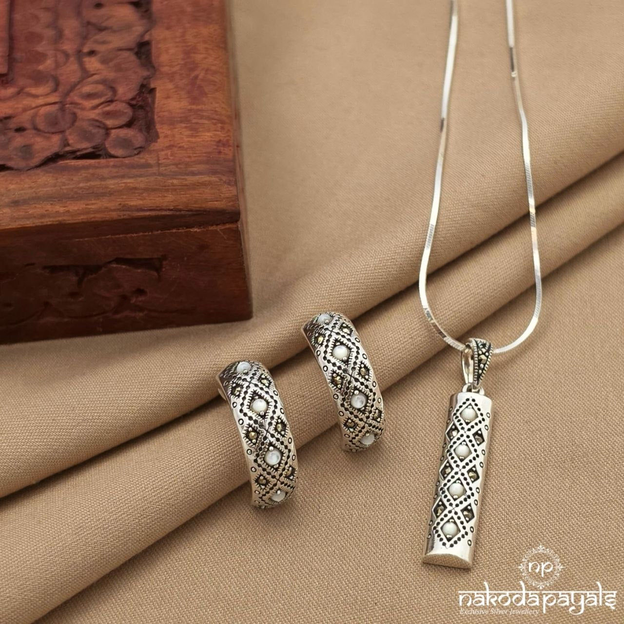Oxidised Diamond White Pendant Set (St3985)