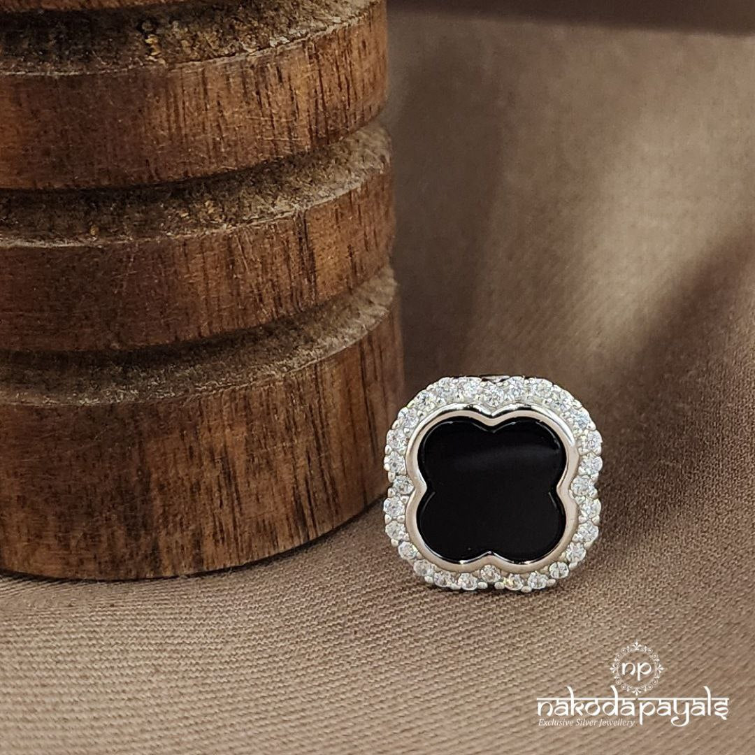 Unique Black Lapel Pin (St3663)