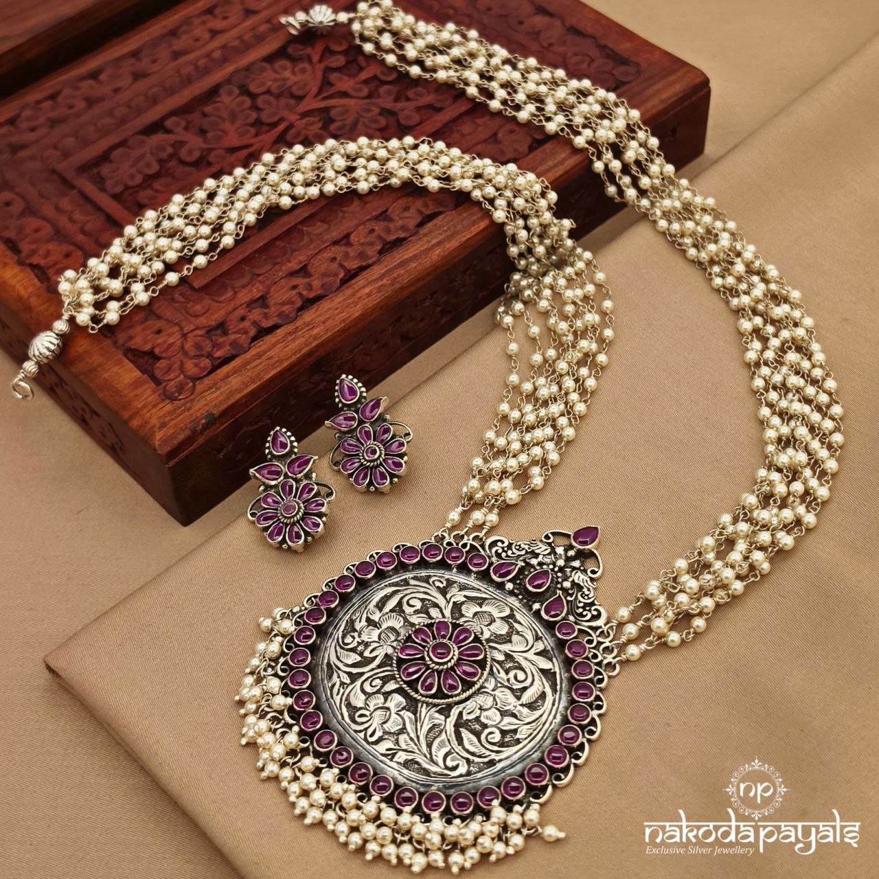 Resplendent Pearly Neckpiece with Earrings (N11875)