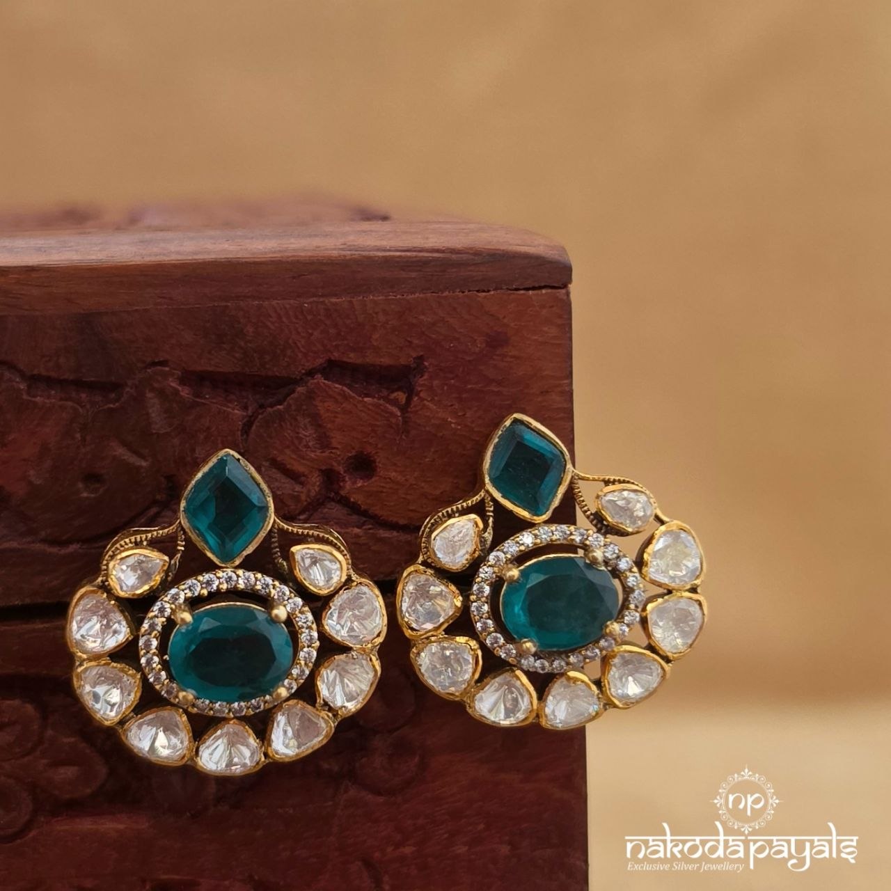 White Dot Floral Studs (Ge11179)