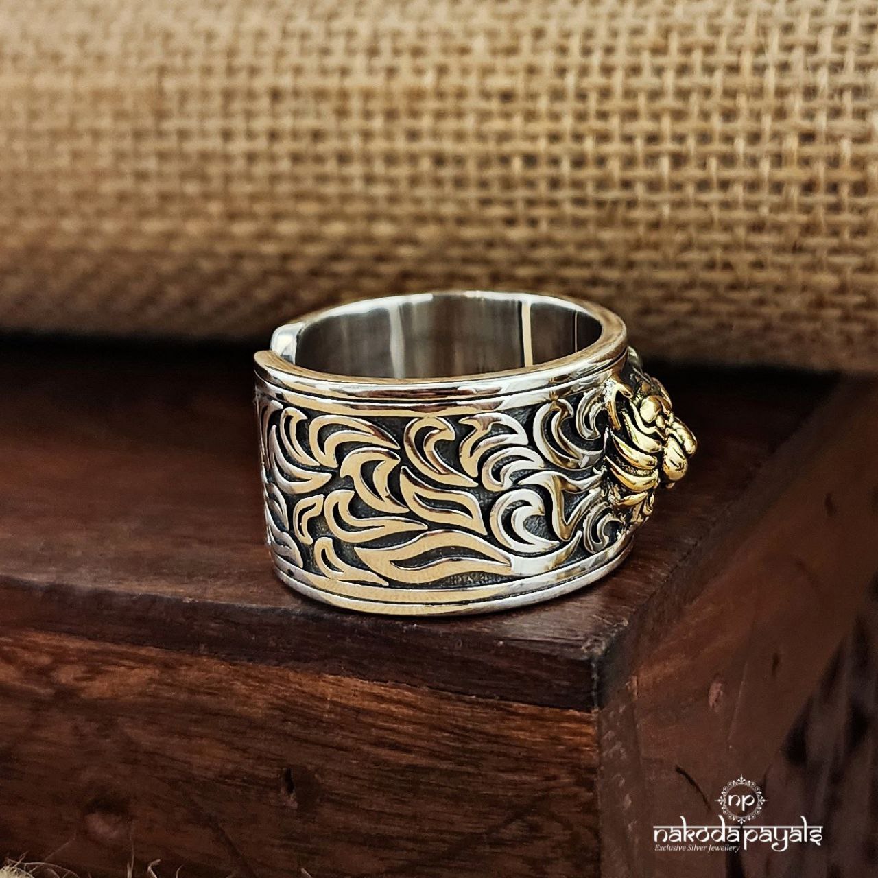 Dual tone Swirl Lion Face Fingerring (F2769)