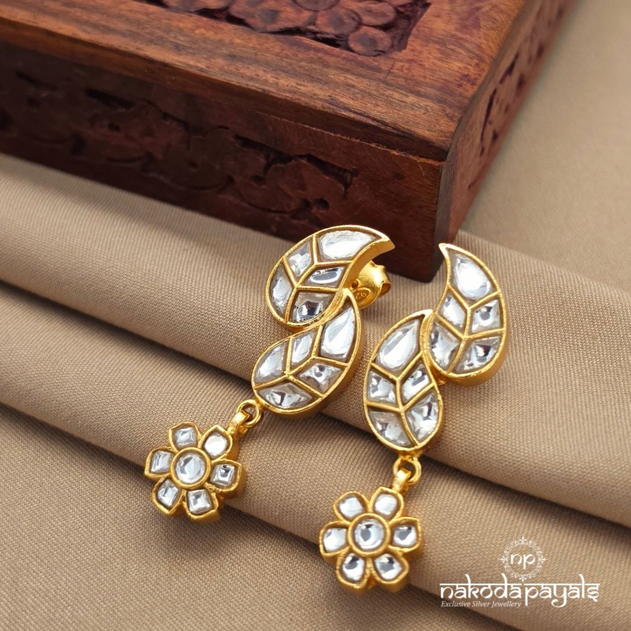 Elegant White  Floral Chandbali (Ge10910)