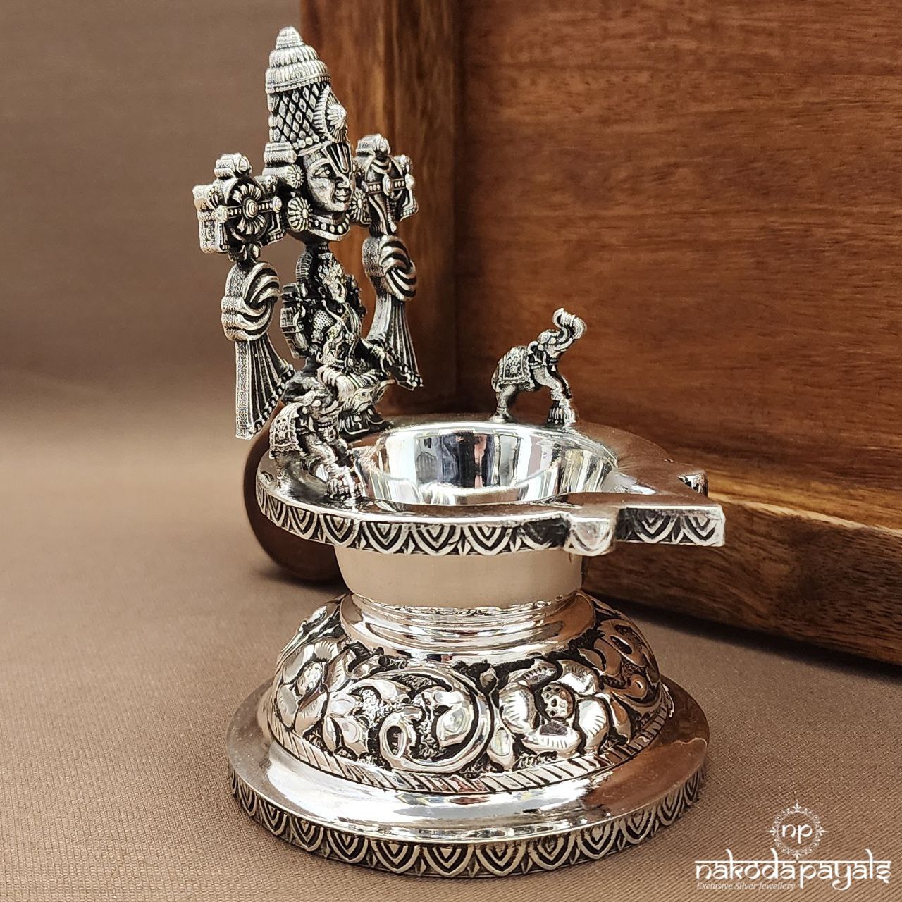 Venkateshwara Kamakshi Deepam (Aa2535)