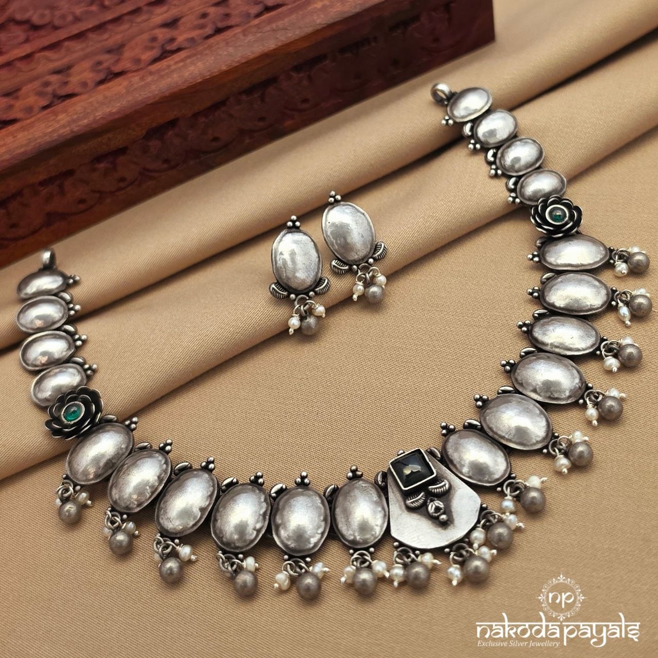Oval  Neckpiece With Earrings (N11729)