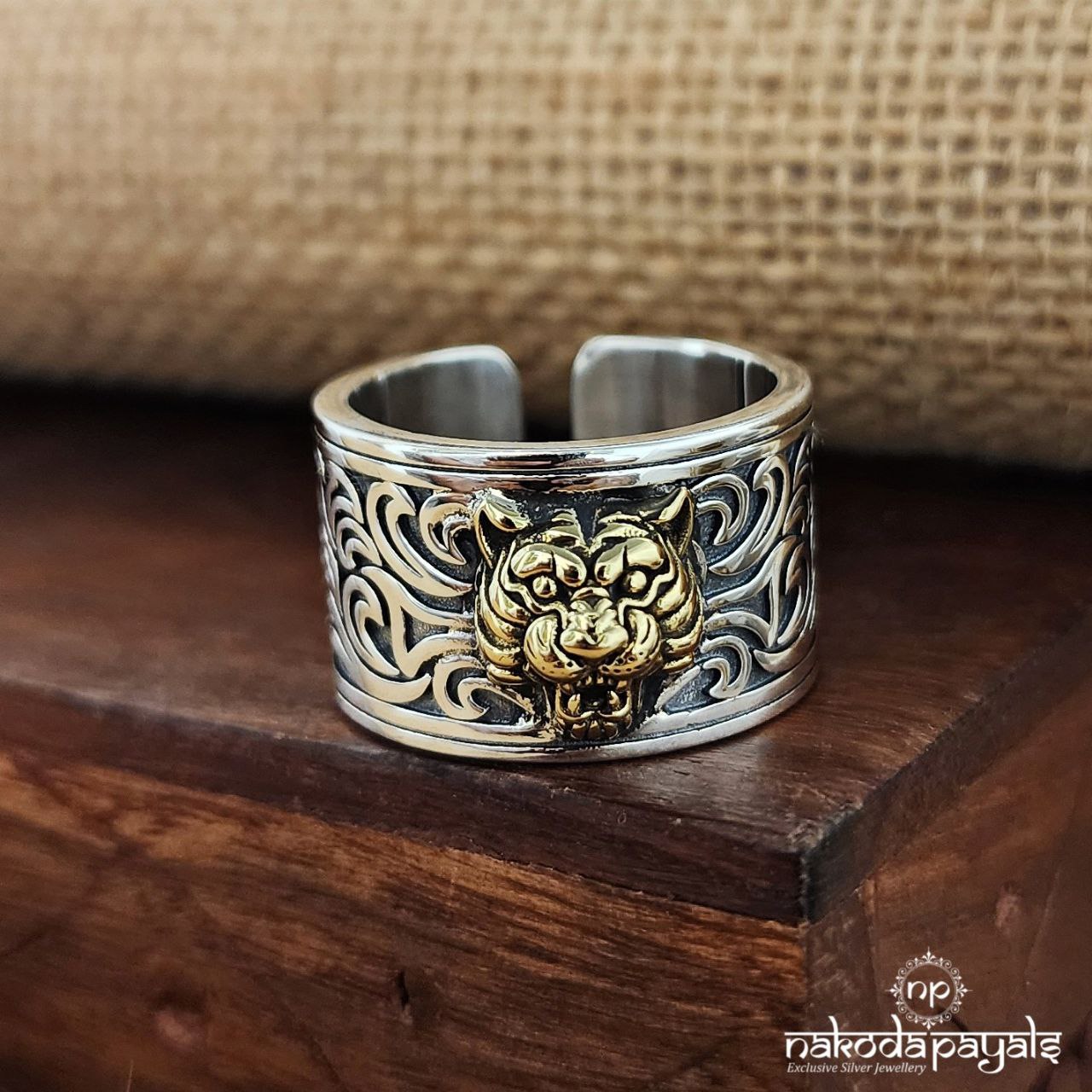 Dual tone Swirl Lion Face Fingerring (F2769)