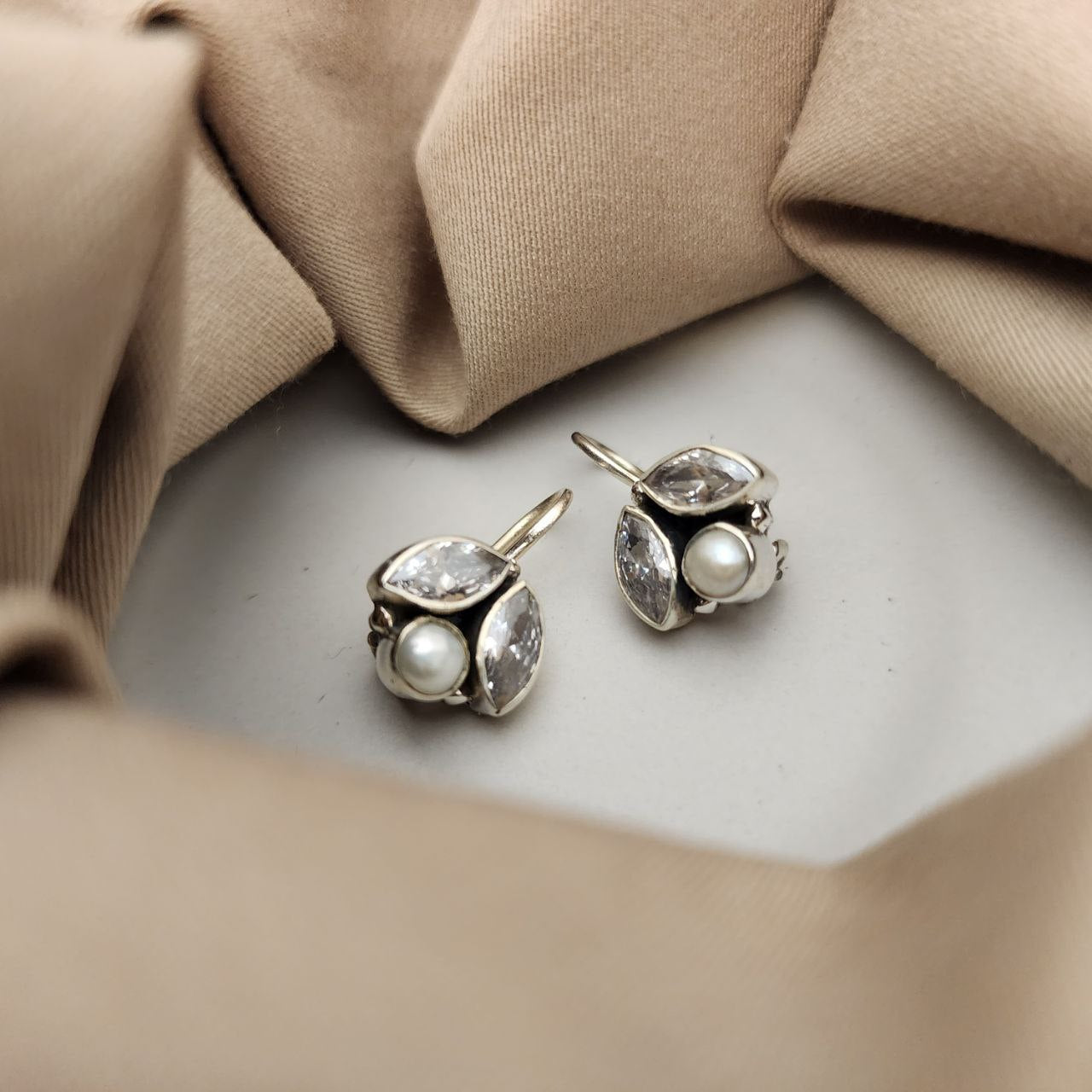 Graceful Hangings (H2011-18)