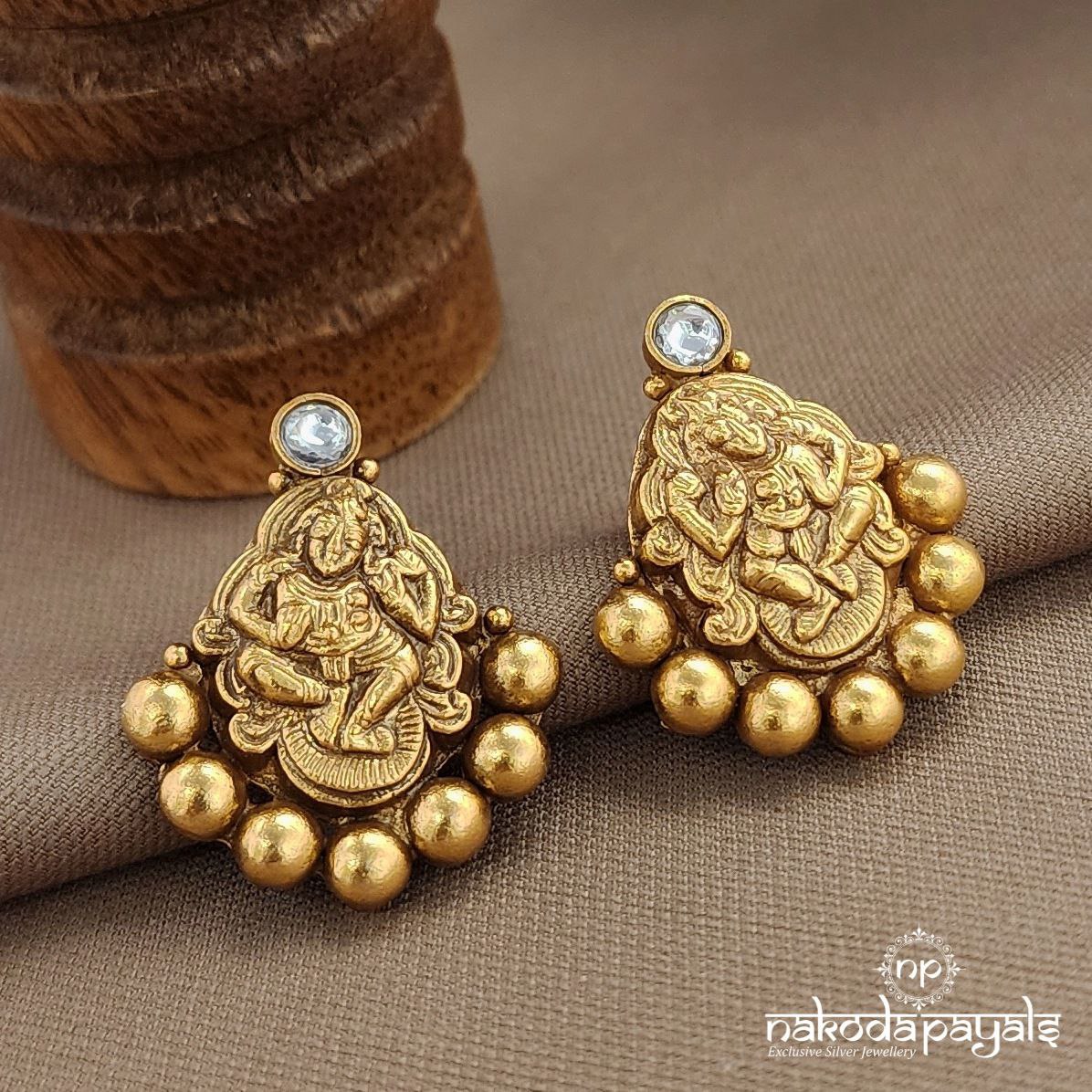 White Lakshmi Studs (Ge10069)