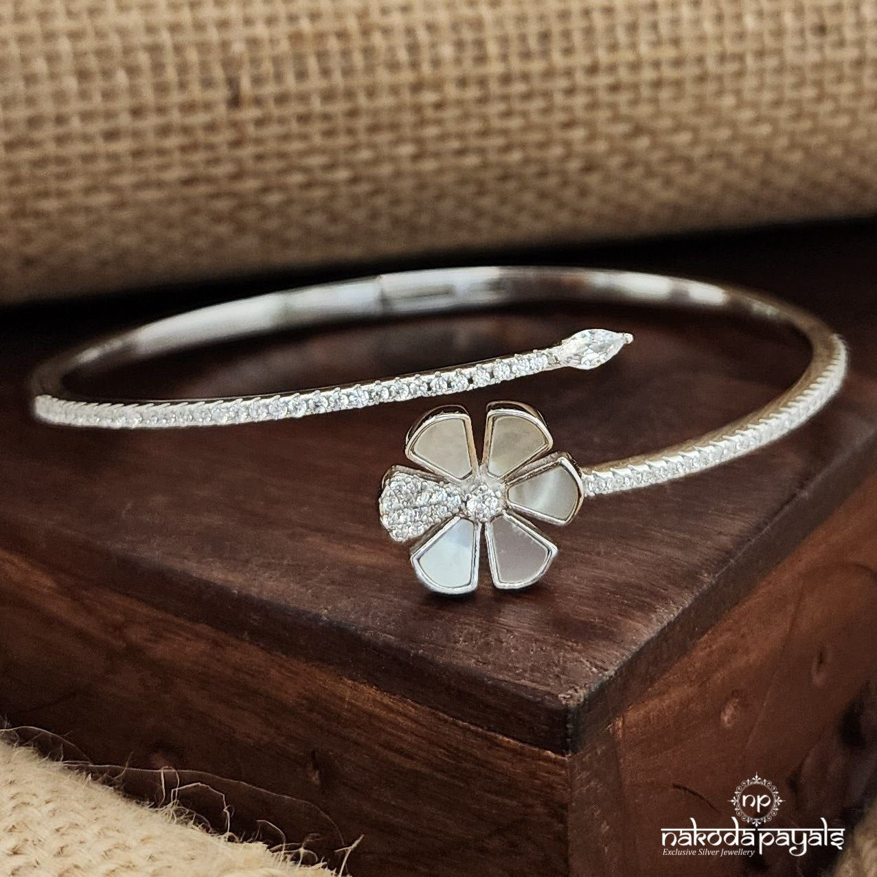 MOP Flower Kada (K5221)