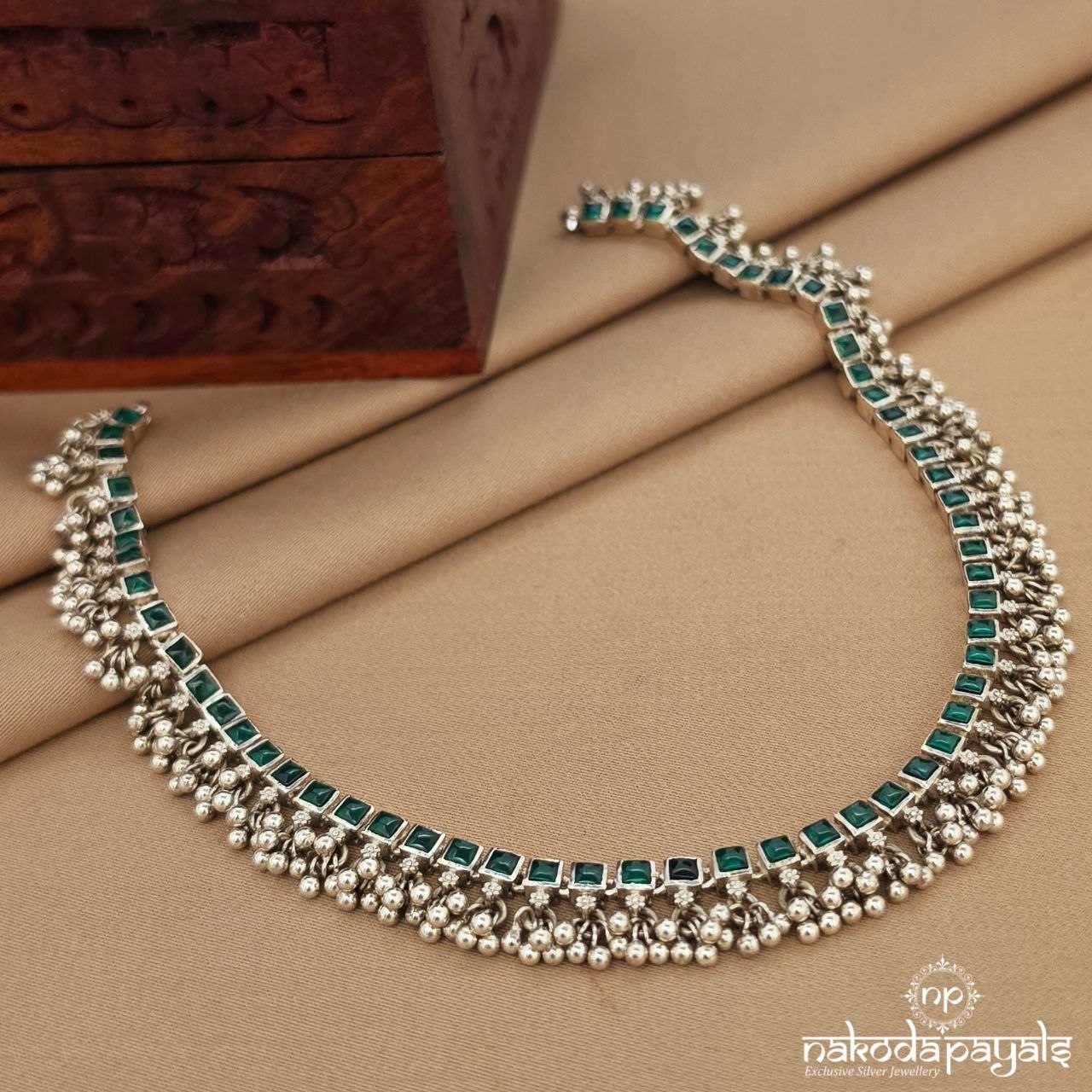 Squarish Green Neckpiece (N11700)