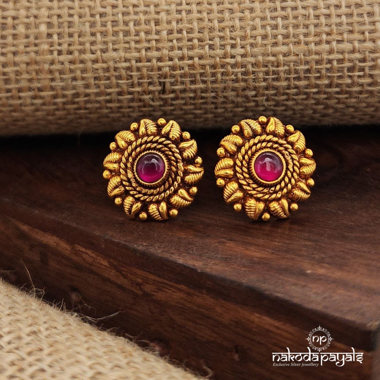 Sweetheart Red Studs (Ge9430)