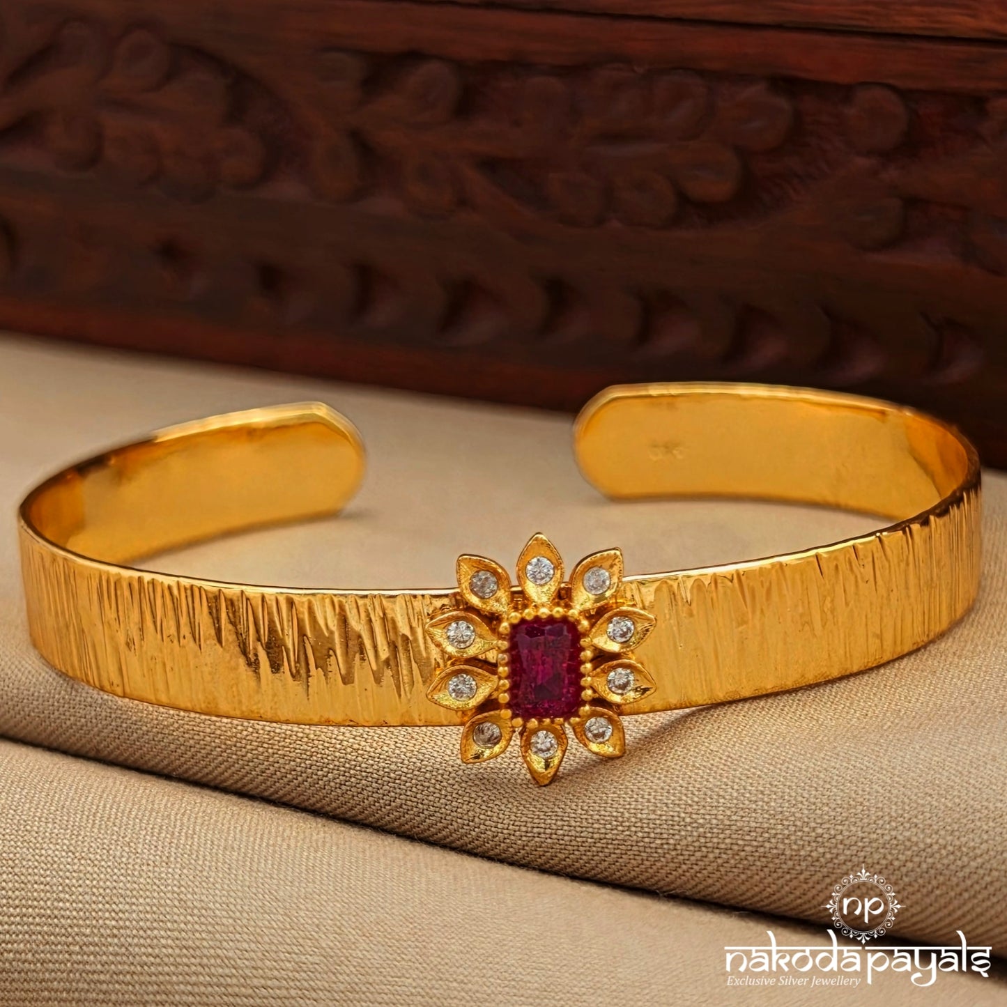 Elegant Red Cuff Kada (Gk3338)