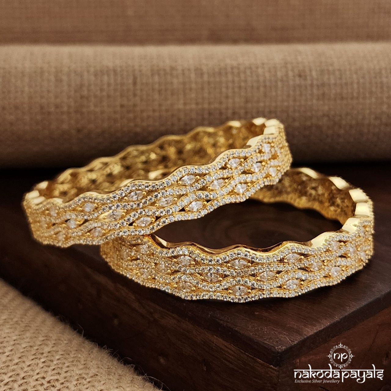 Wavy White CZ Bangles (Gk3023)