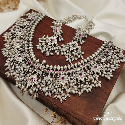 Short Cubical Guttapusalu With Earrings, mati &Maang Tika (N10522)