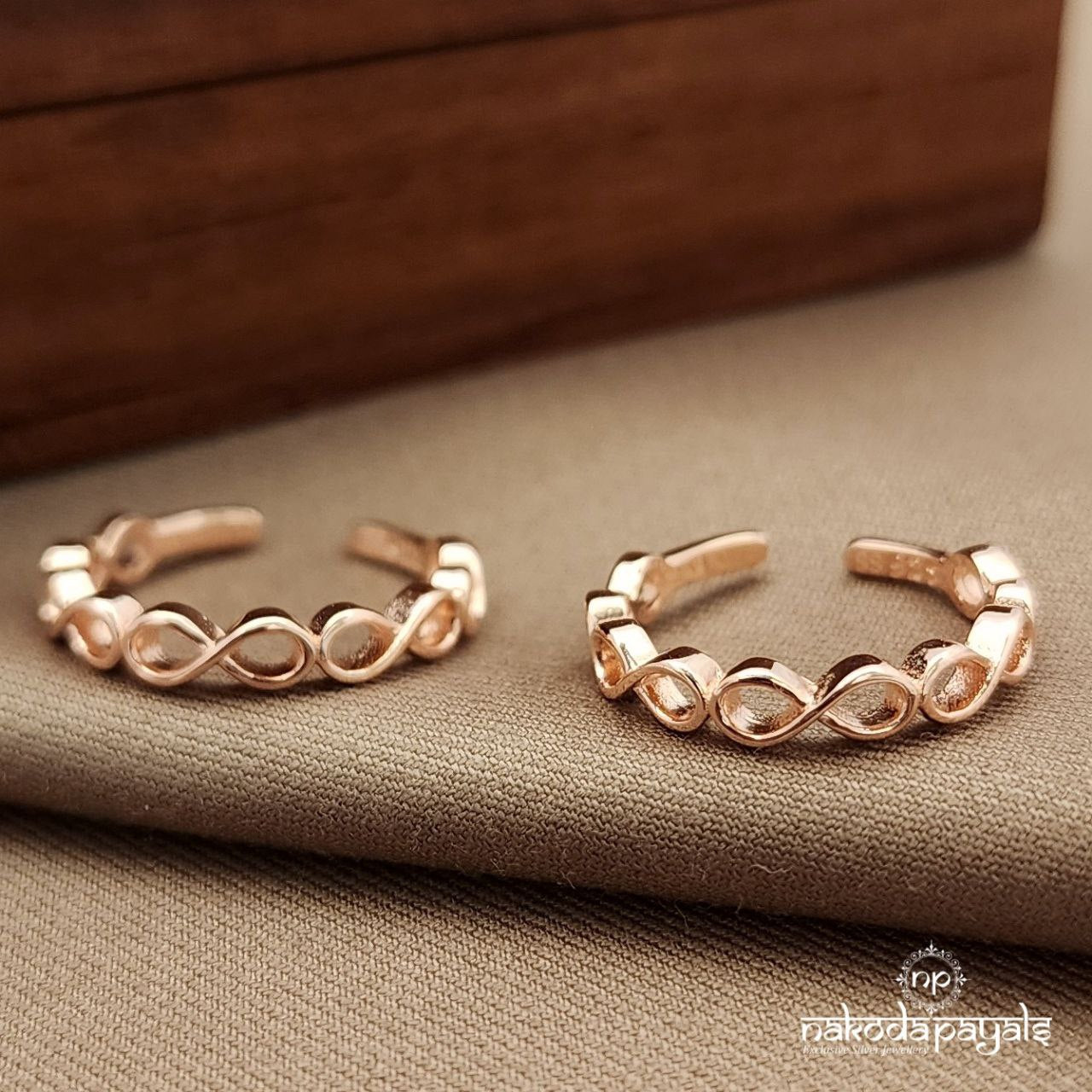 Rose Gold Infinity Toerings (T4695)