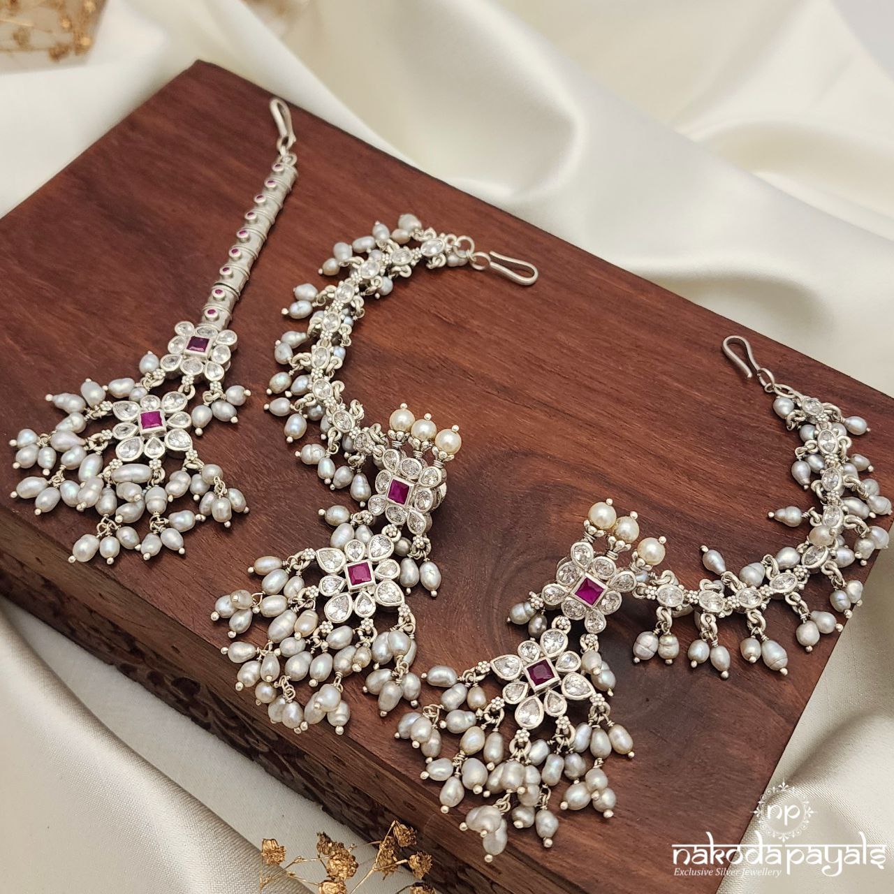 Short Cubical Guttapusalu With Earrings, mati &Maang Tika (N10522)