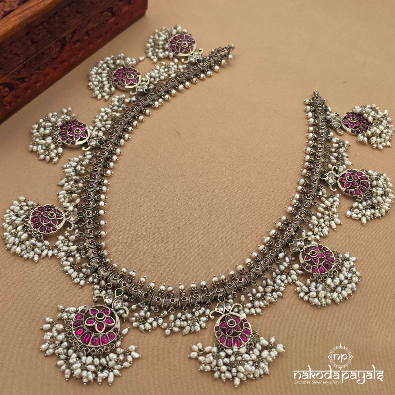 Endearing Kemp Pearly Neckpiece (N12090)