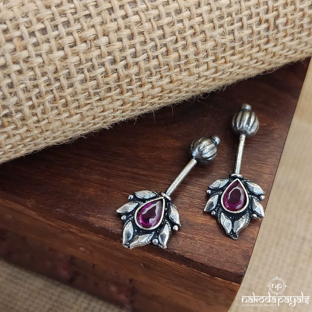 Leafy Red Bugadi (St2953)