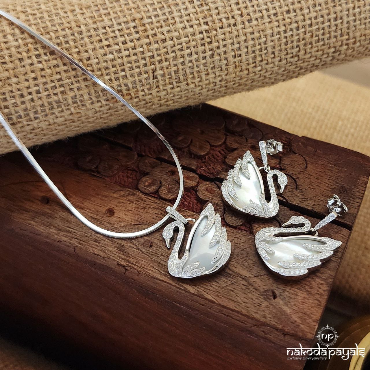 Glide Of Grace MOP Neckpiece With Earrings (St3305)