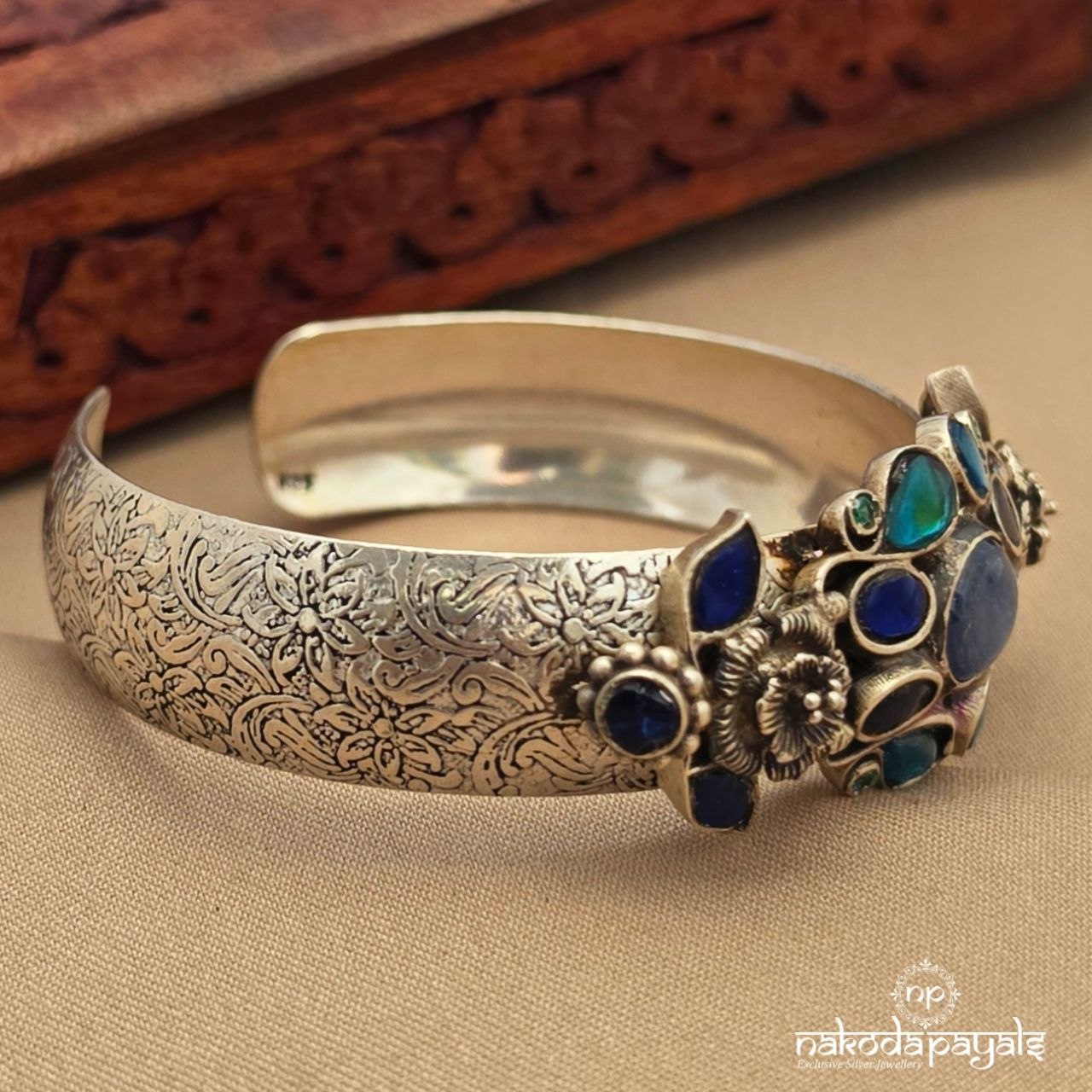 Eye-Catching Oxidised Cuff (K6350)