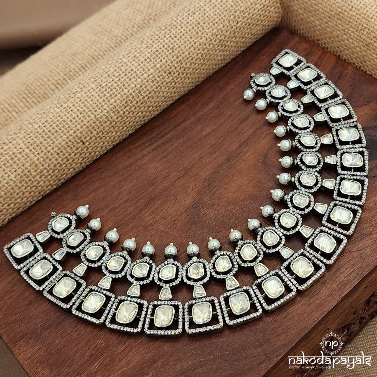 Pearled White Elegant Neckpiece (N11164)