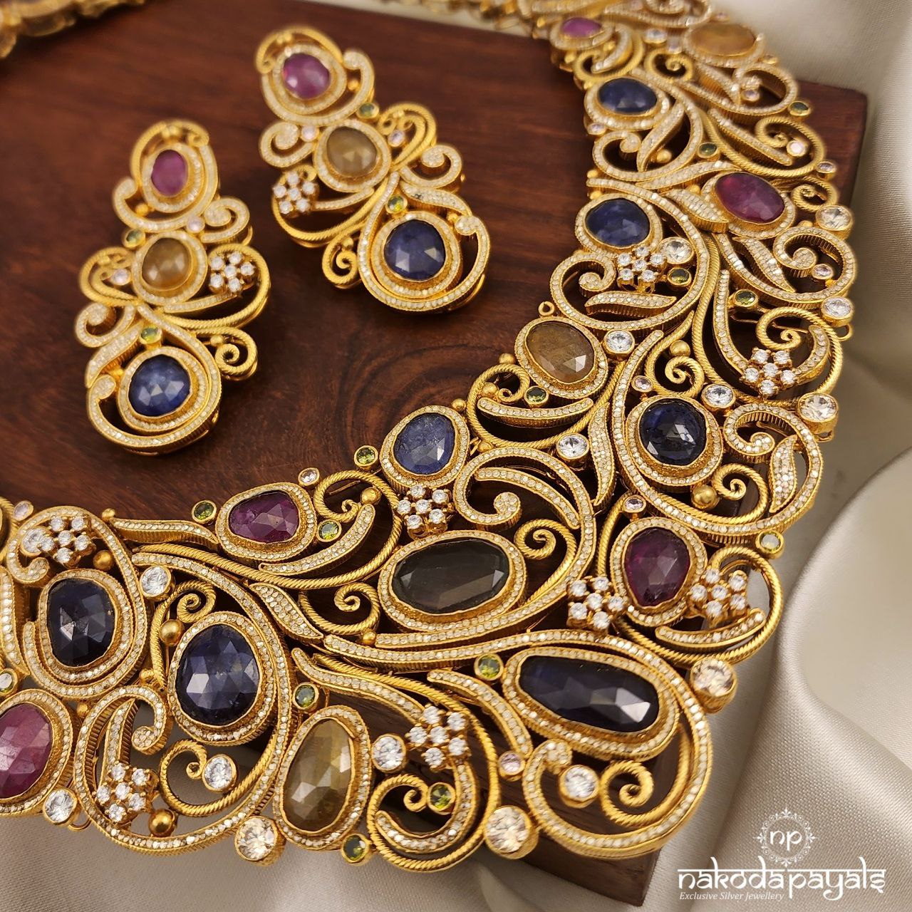 Unique Sparkling Neckpiece With Earrings (Gn8711)