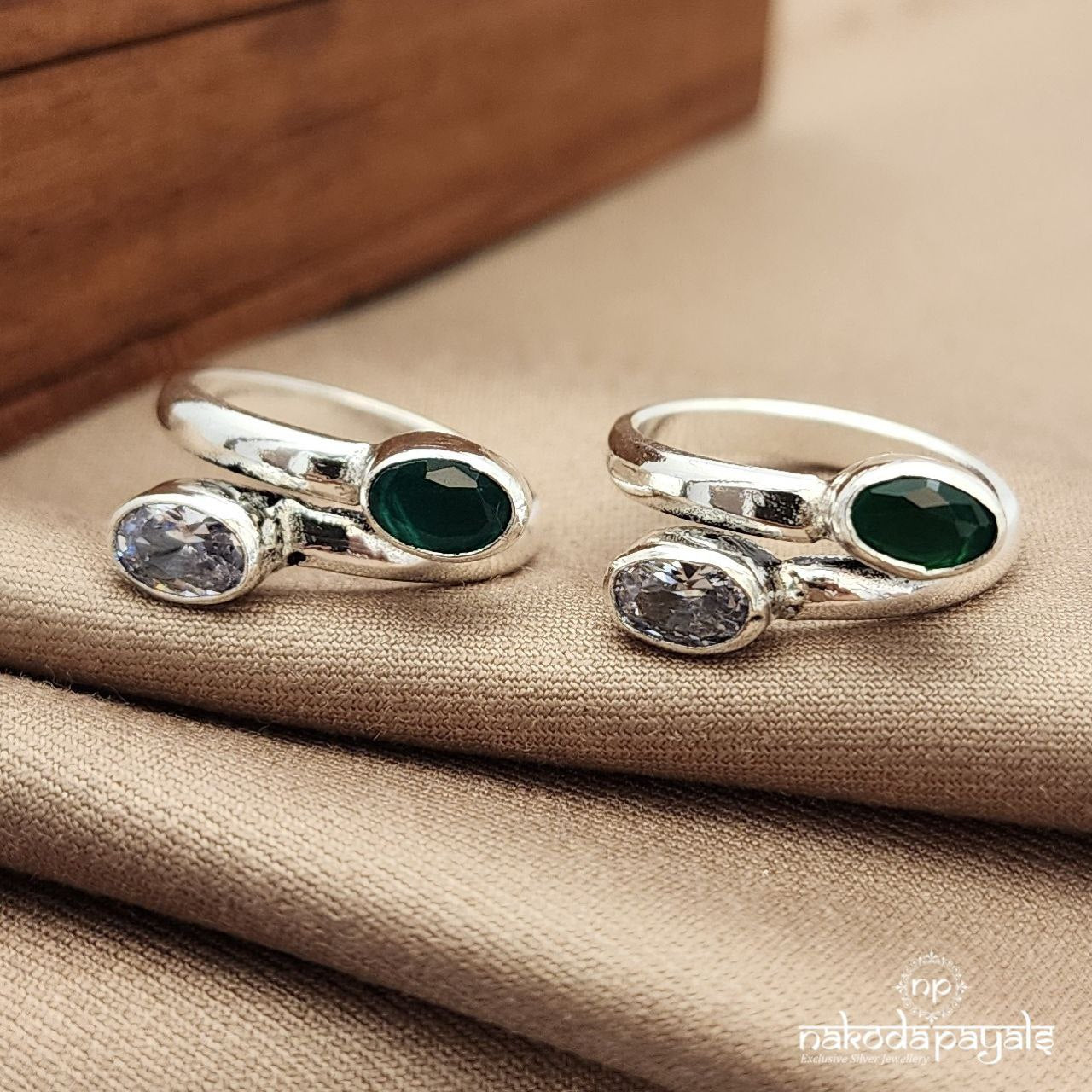 White & Green Front Adjustable Toerings (T4649)