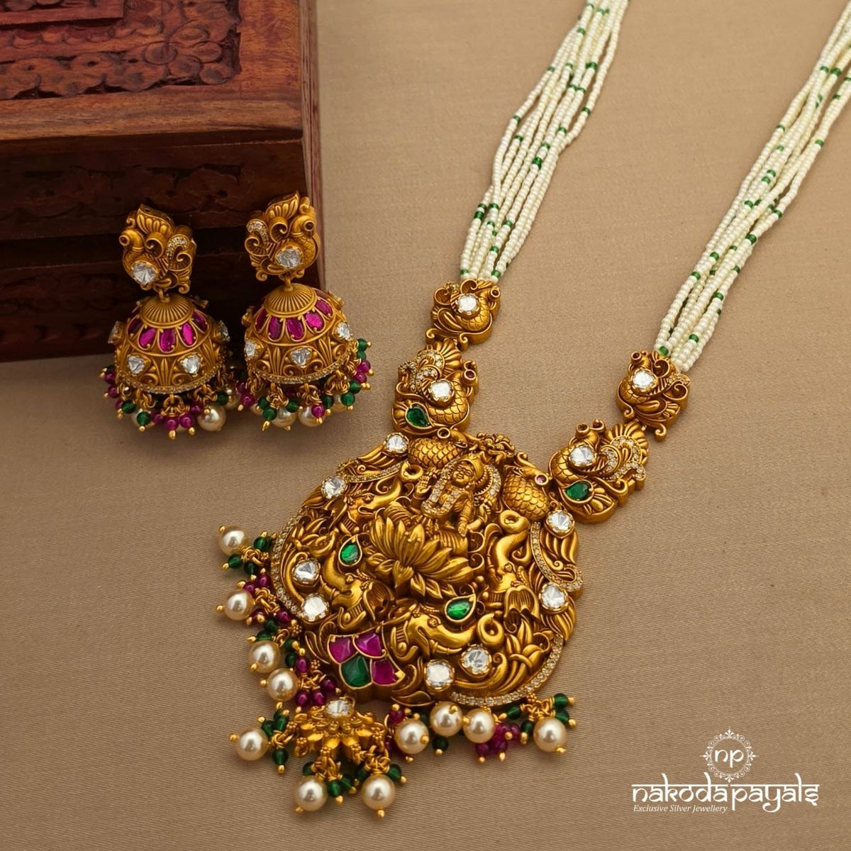 Lakshmi Pearled Kundan Neckpiece With Earrings (Gn10927)