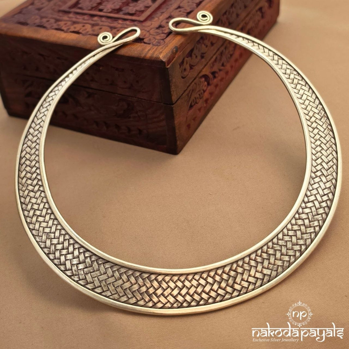 Elegant Circular Hasli (N12131)