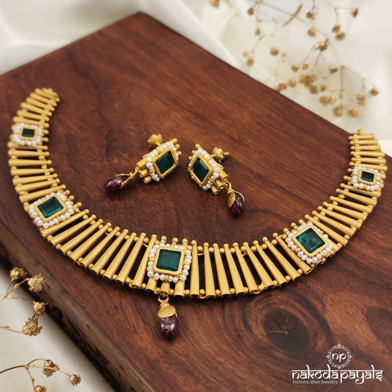 Tribal Green Neckpiece With Earrings (Gn8667)
