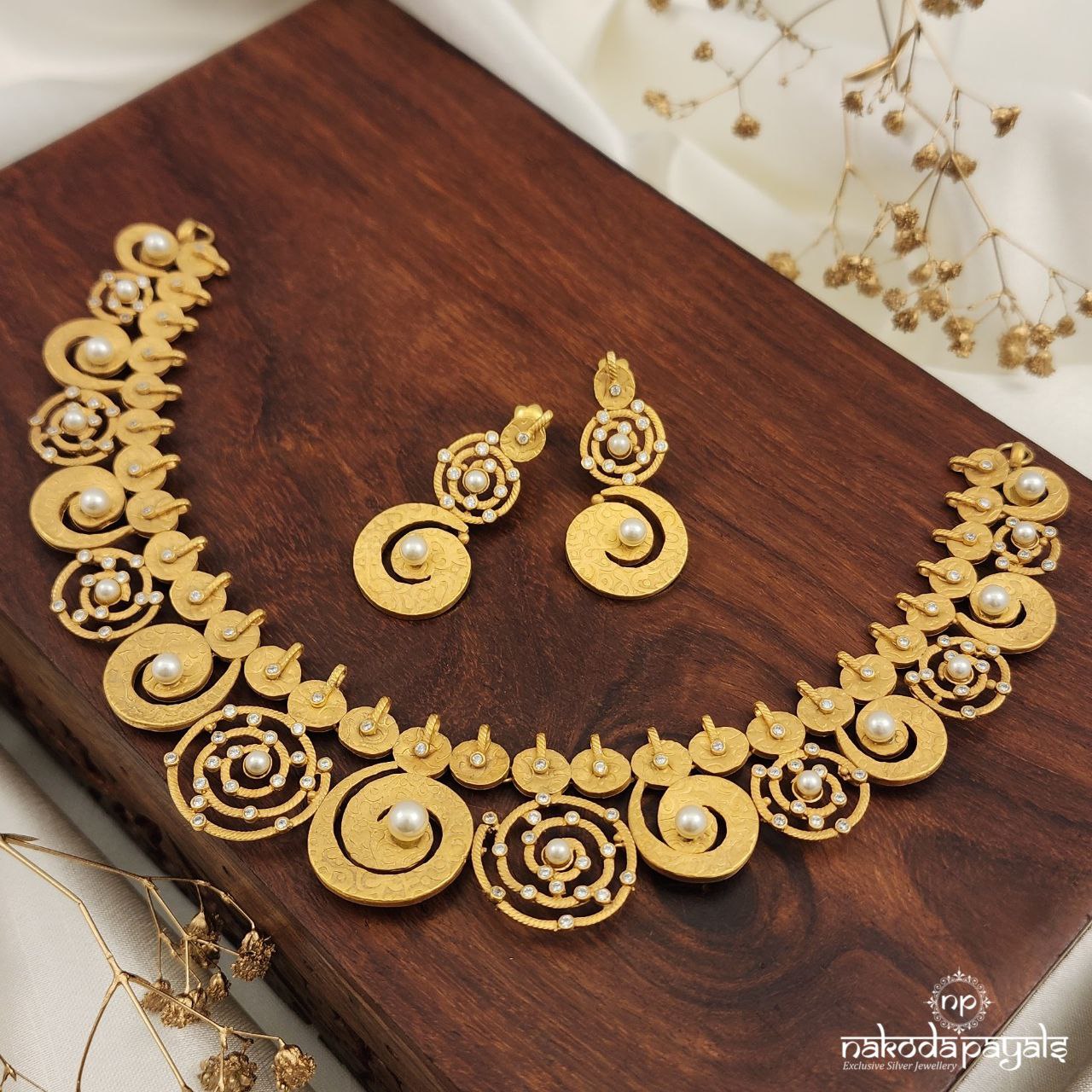 Circlet White Neckpiece With Earrings (Gn8675)