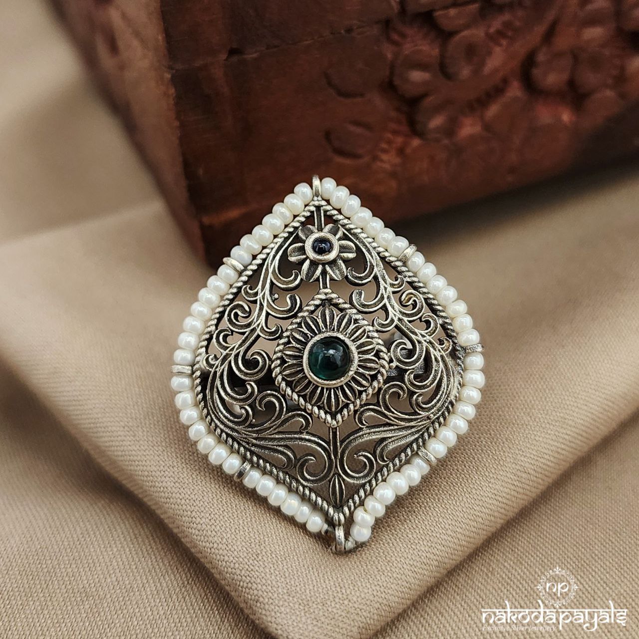 Green Unique Finger Ring (F2750)