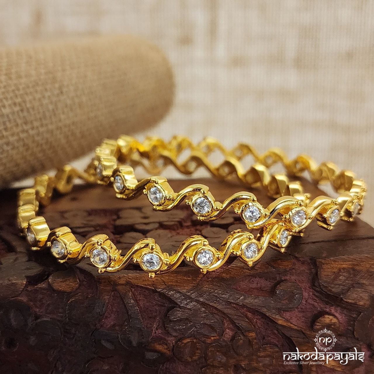 Glorious White Bangles (Gk2857)