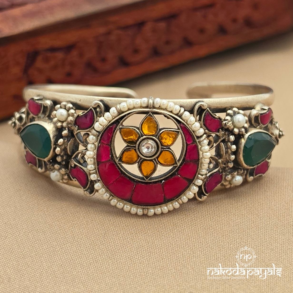 Mesmerizing Kundan Pearl Kada (K6345)