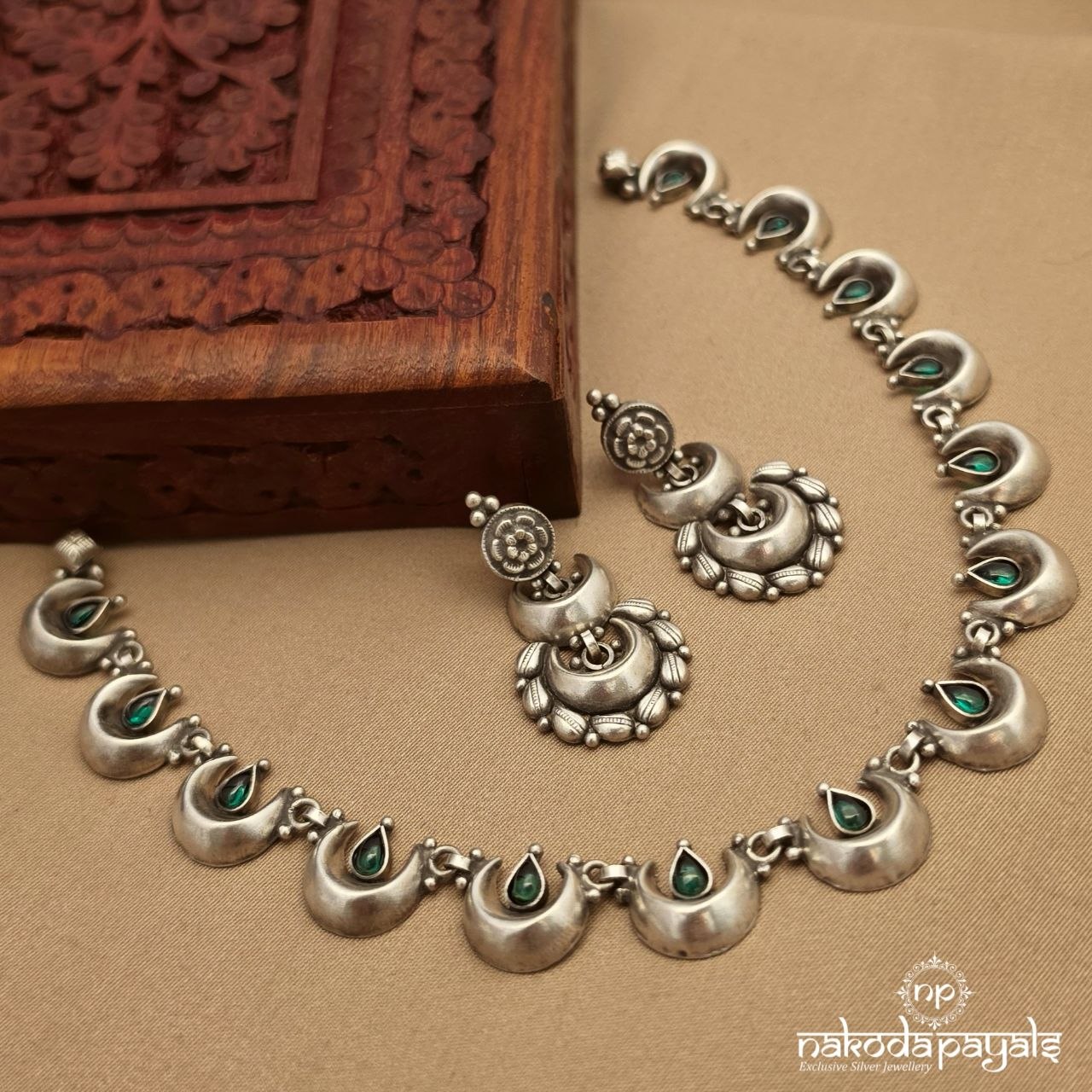 Greenish Neckpiece With Earrings (N11862)