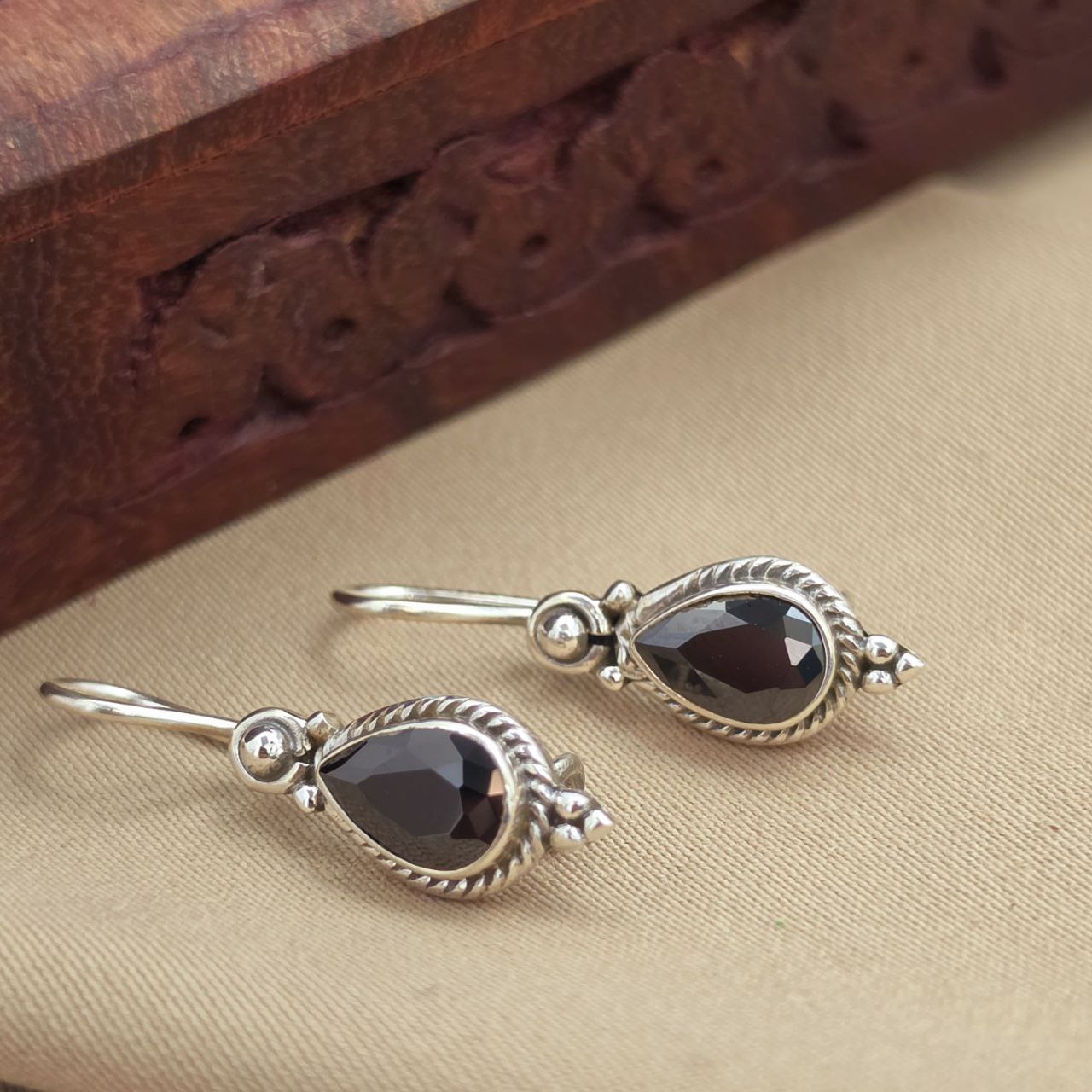 Graceful Hanging (H2111)