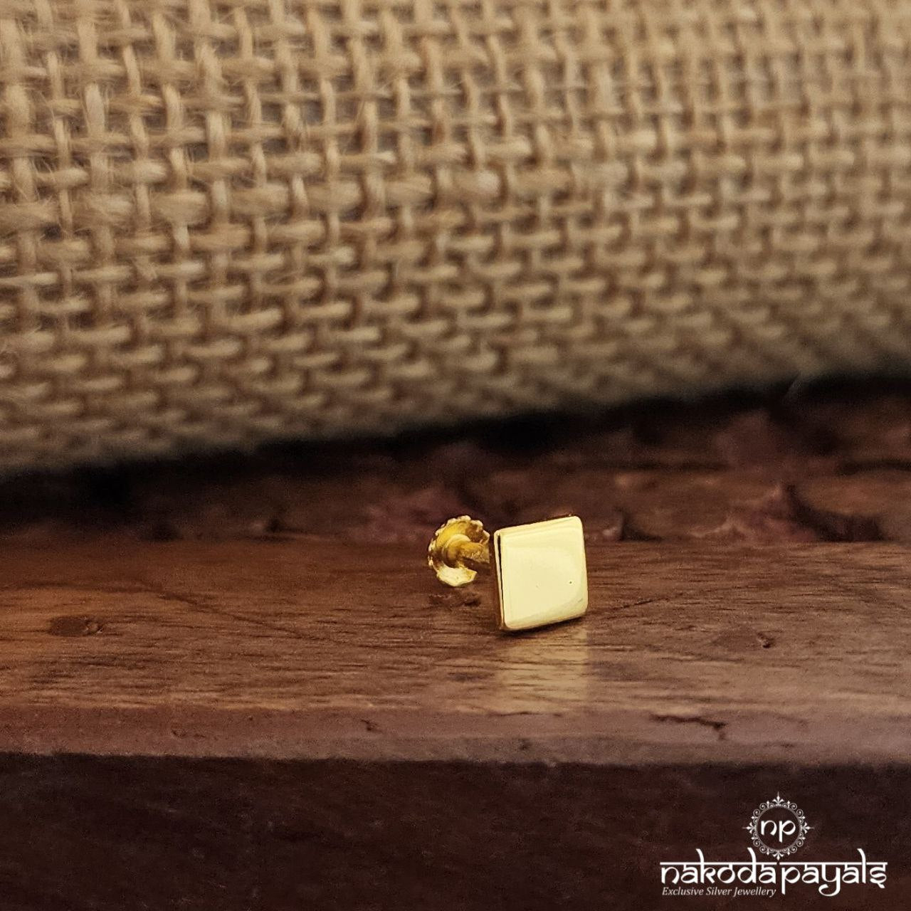 Squarish Nosepin (Np781)