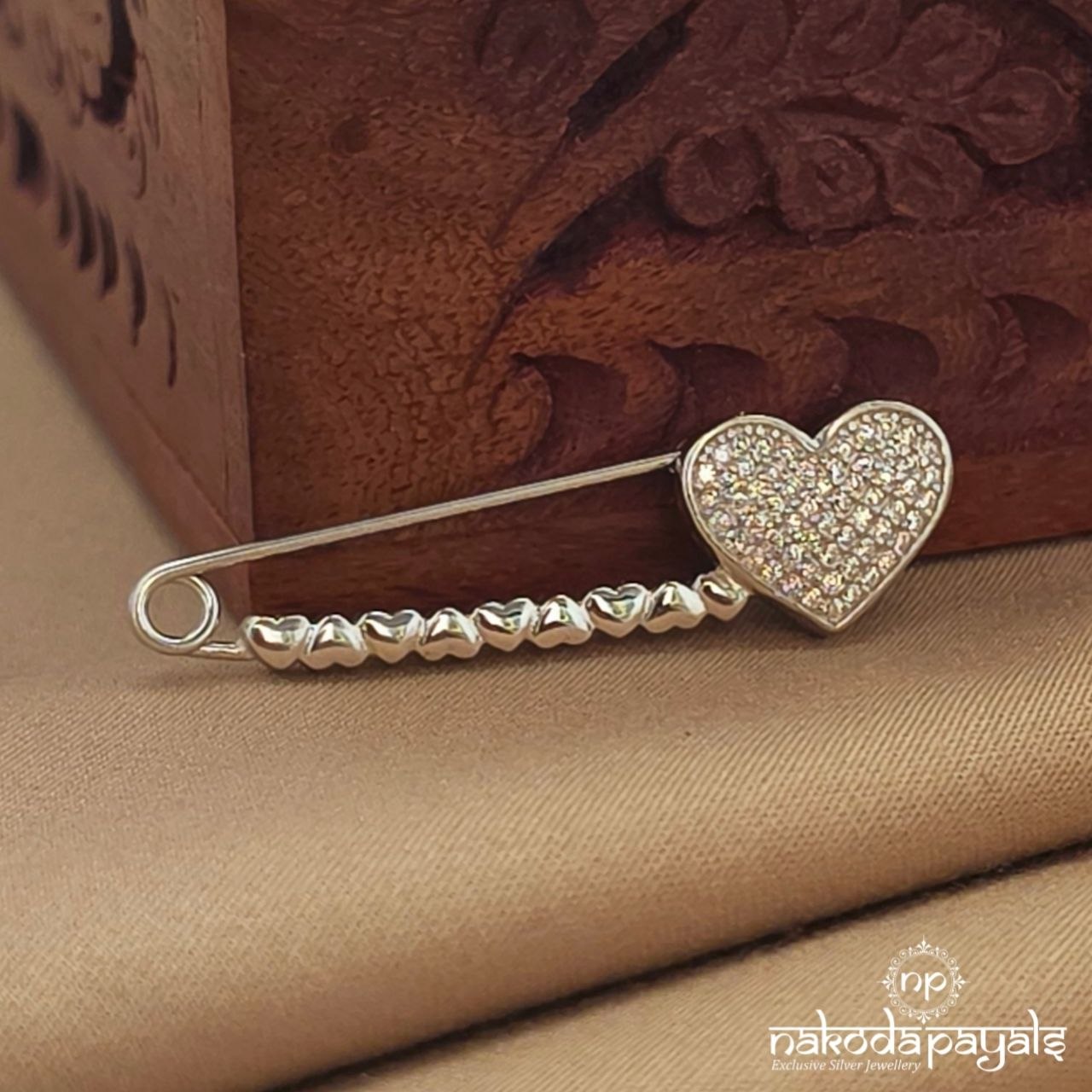 Heart White Brooch (St4056)